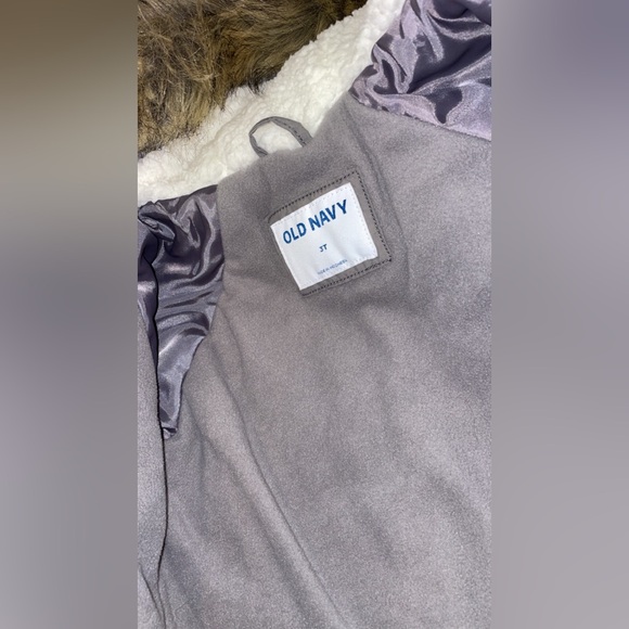 3T Old Navy gray winter coat with a furry hood. - Picture 2 of 4